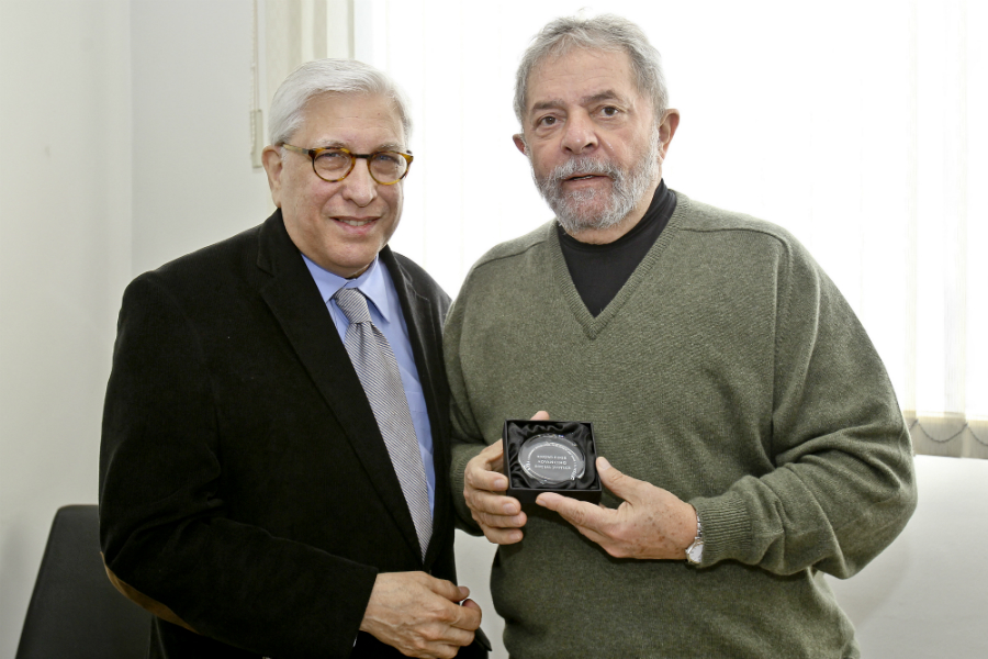 Imagem de Lula recebe medalha por reduzir a pobreza no Brasil  